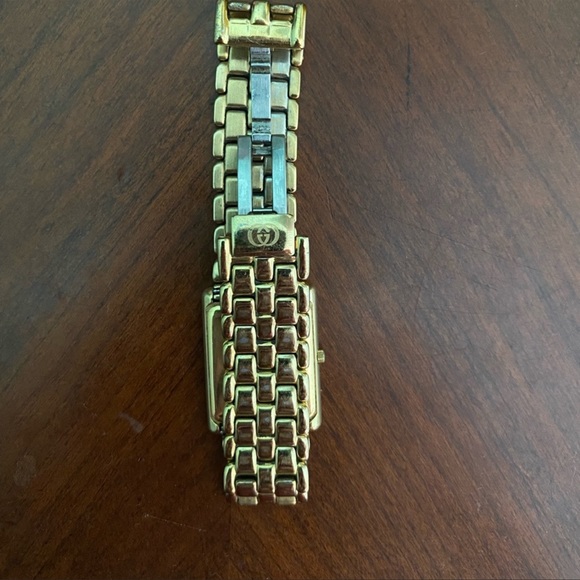 Gucci watch need gone - Picture 2 of 3